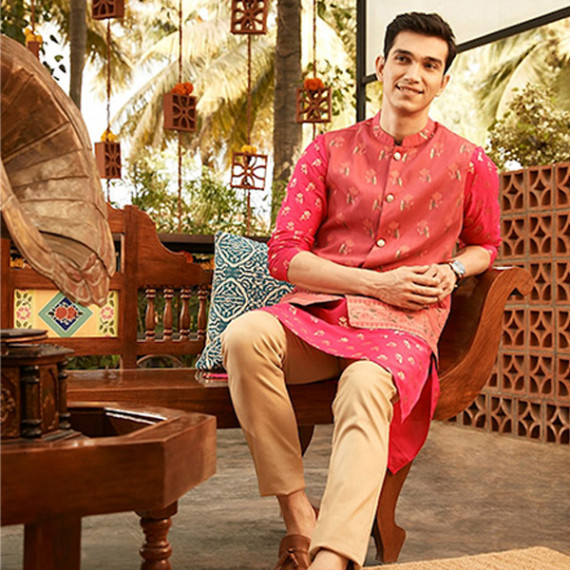 http://3.7.113.133/products/men-magenta-pink-golden-floral-printed-thread-work-floral-kurta-2