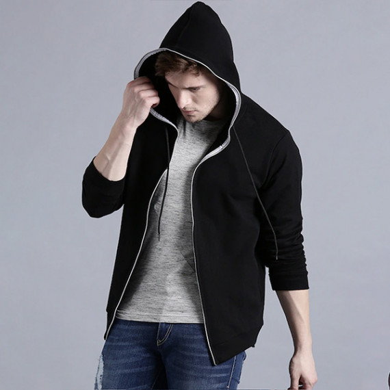 http://3.7.113.133/products/men-black-solid-hooded-sweatshirt