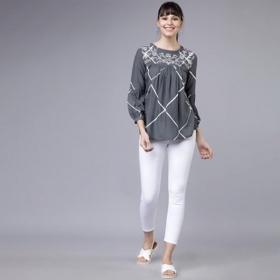 http://3.7.113.133/products/women-grey-and-white-printed-a-line-top