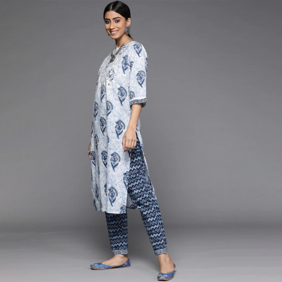 http://3.7.113.133/products/women-white-paisley-motifs-printed-pure-cotton-kurta-with-trousers-with-dupatta
