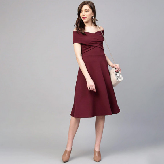 http://3.7.113.133/products/burgundy-off-shoulder-pleated-fit-flare-dress