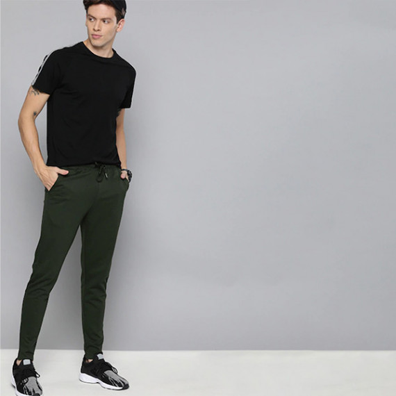 http://3.7.113.133/products/men-olive-green-straight-fit-solid-track-pants