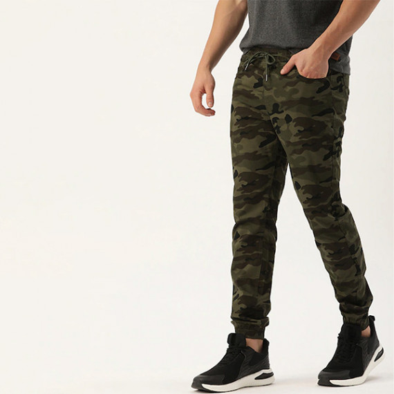http://3.7.113.133/products/men-olive-green-camouflage-printed-slim-fit-joggers-trousers