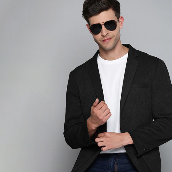 http://3.7.113.133/products/men-black-textured-regular-fit-single-breasted-blazer