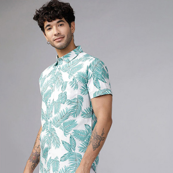 http://3.7.113.133/products/men-green-white-slim-fit-printed-casual-shirt